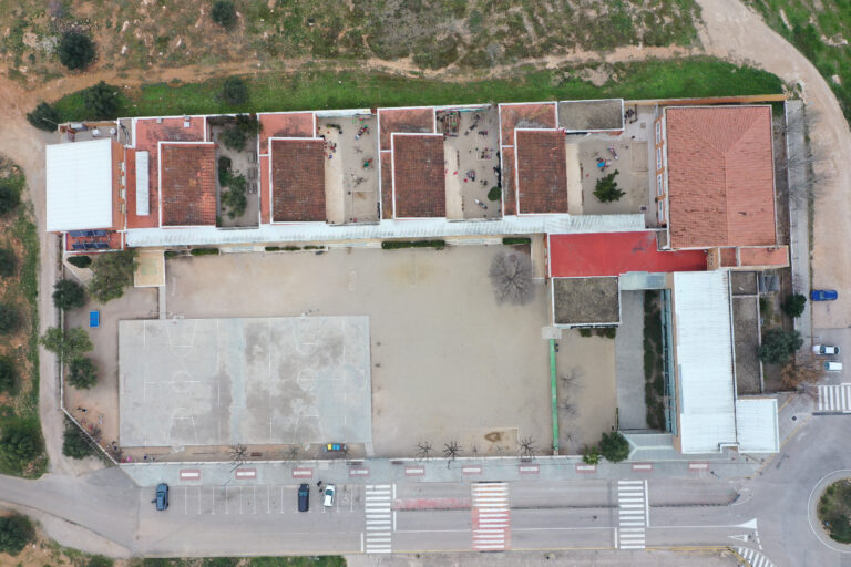 L’Ajuntament de Llorenç del Penedès inverteix en la rehabilitació energètica i naturalització de l’Escola les Cometes
